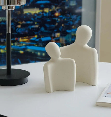 Embrace Modern Couple Statue Table Decor – Romantic Art